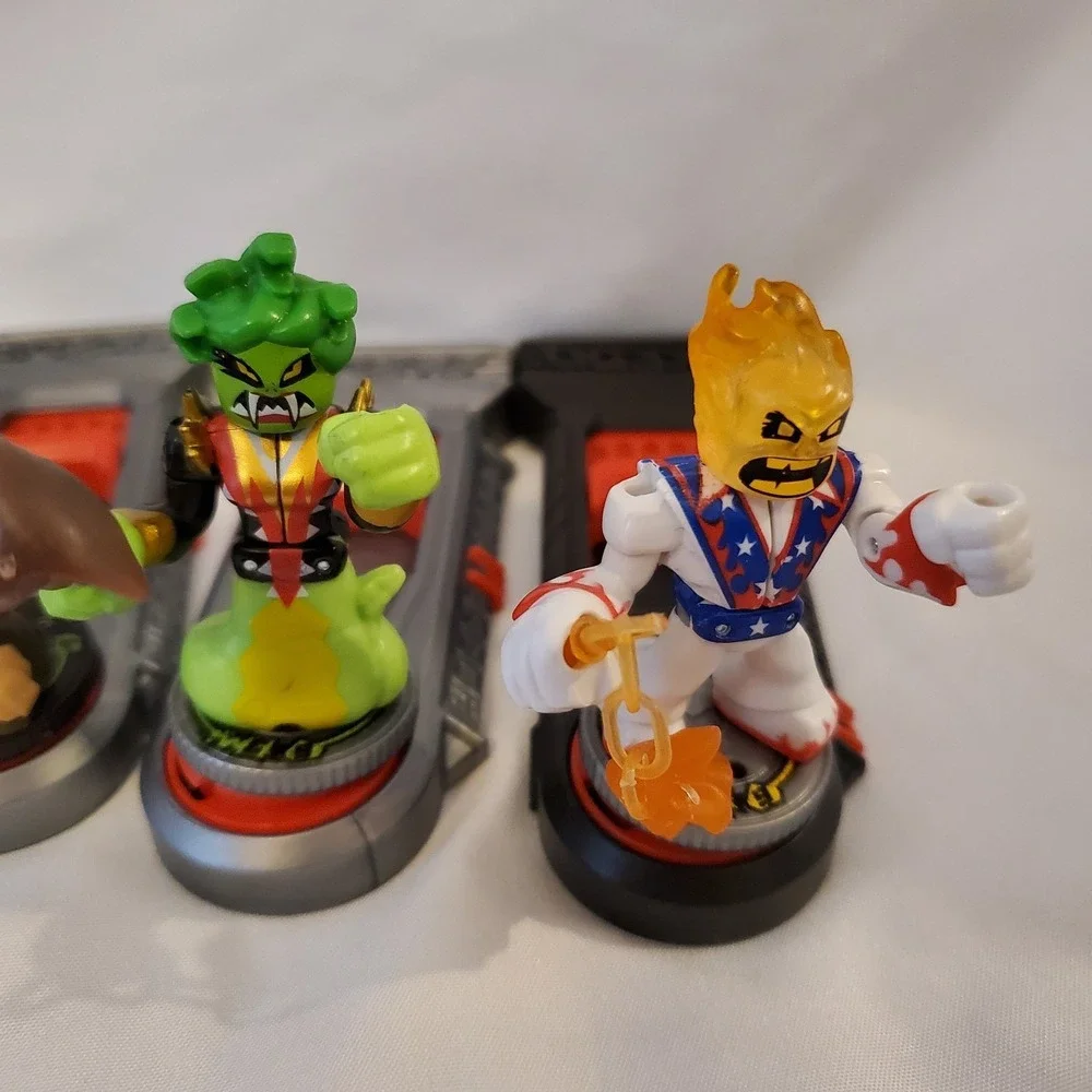Akedo Ultimate Arcade Warriors Versus Pack - Miss Slither vs. Axel‎ Burnout Lot